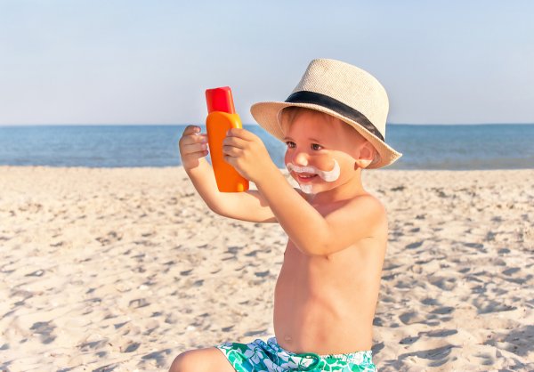 Мальчики загорают на пляже