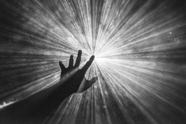 Человек в Луче света