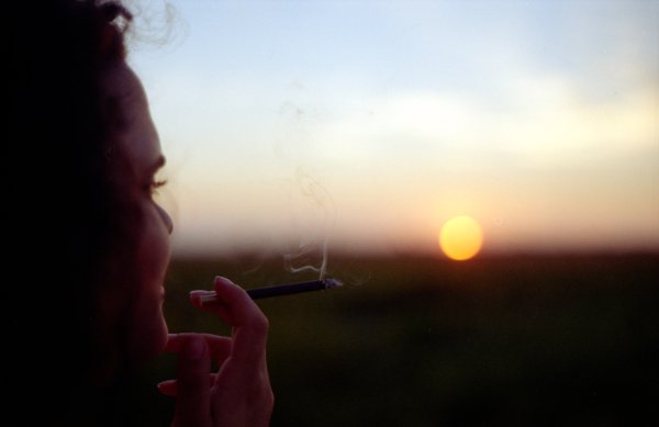 Курит на закате