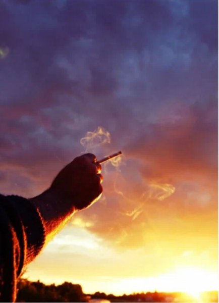 Человек курит на закате