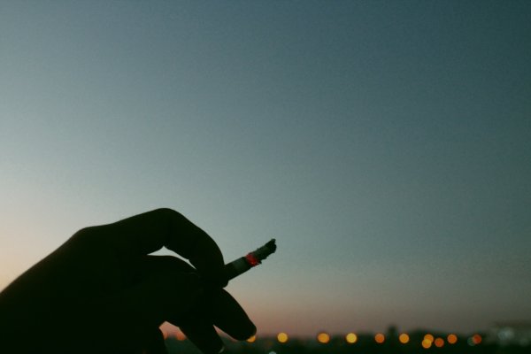 Выдыхает дым