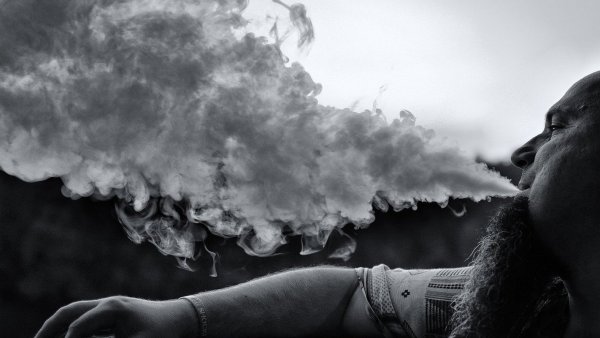 Курит на закате