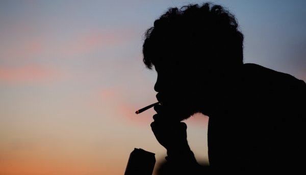 Выдыхает дым