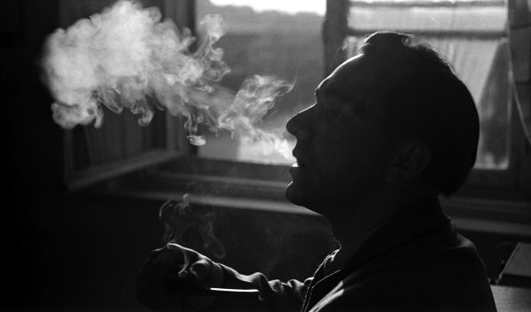 Девушка курит в постели