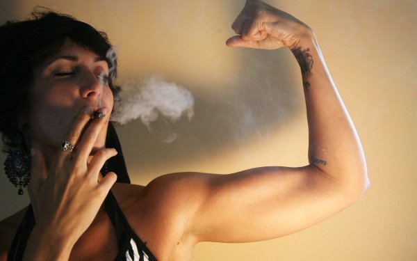 Горящая сигарета в руке