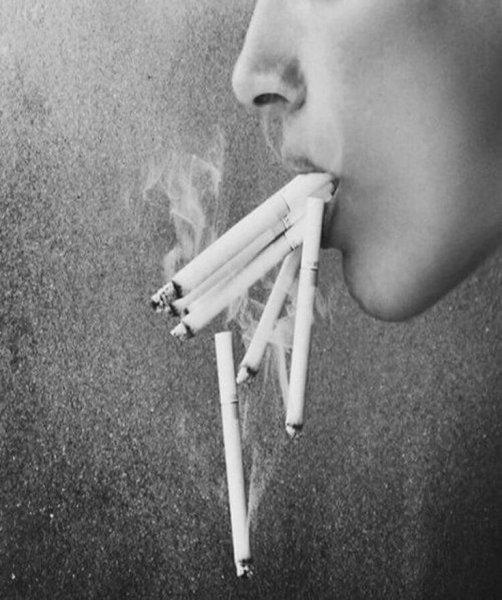 Женщина с сигаретой в темноте