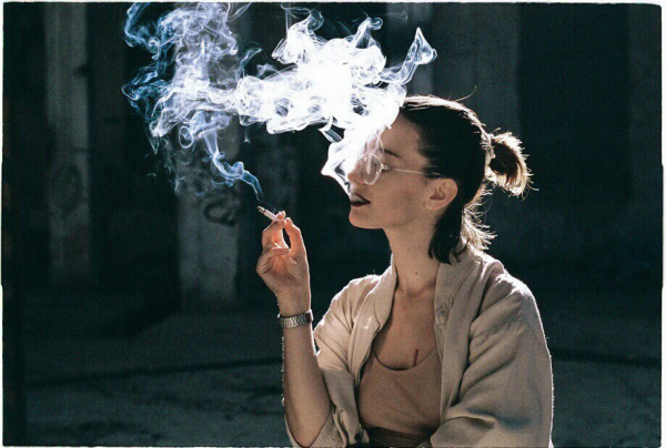 Даня Милохин курит сигареты