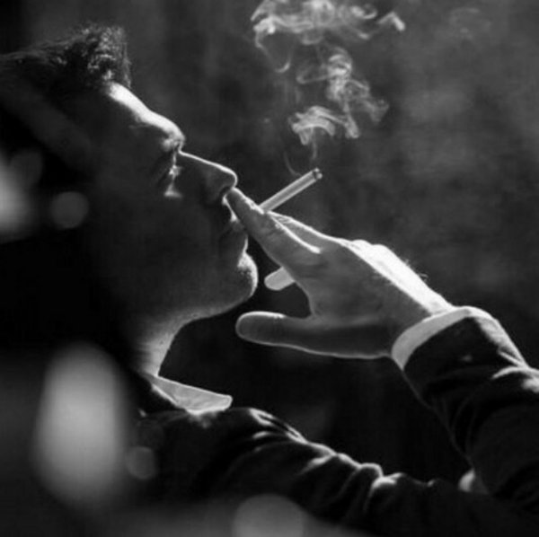 Выпускает дым