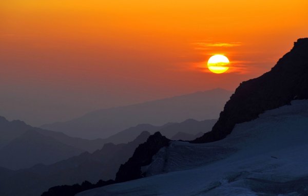 Восход солнца в горах