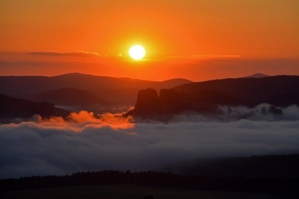 Закатное небо в горах