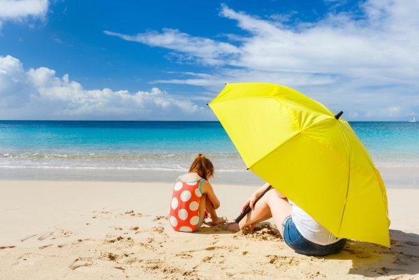 Как от солнца прячутся люди на пляже фото