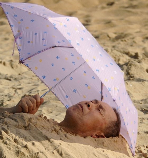 Человек прячется от солнца