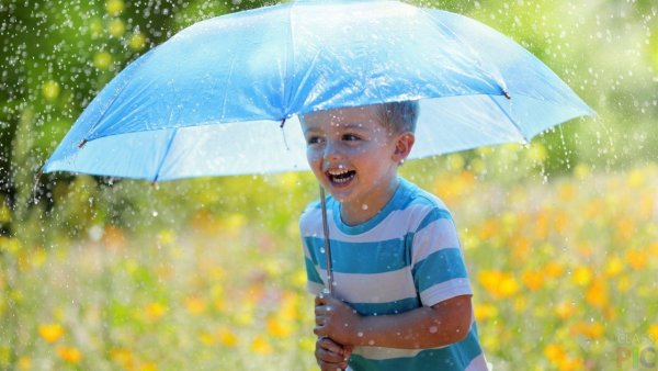 Мальчик с зонтиком