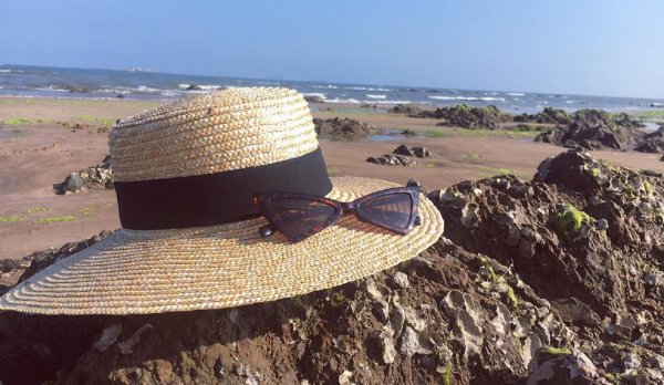 Прячется от солнца