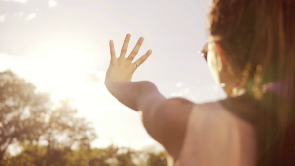 Рука прикрывает солнце