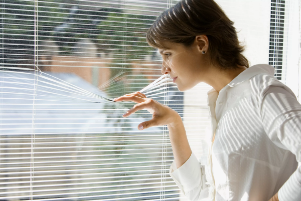 Через жалюзи