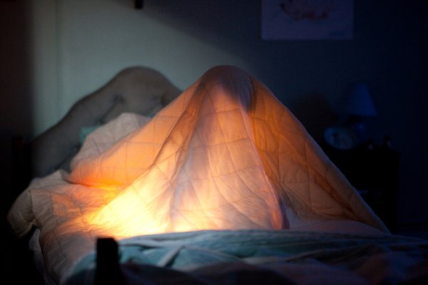 Под одеялом с фонариком