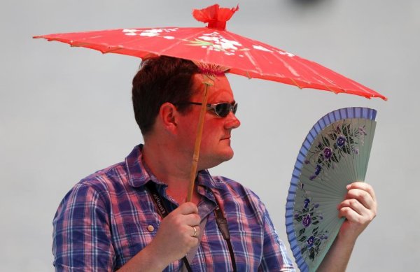 Женщина щурится от солнца