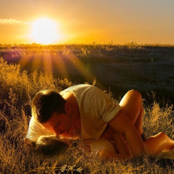 Двое на фоне солнца