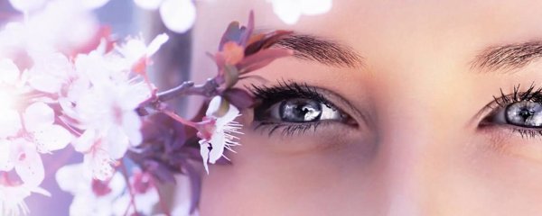 Девушка с ламинированными ресницами