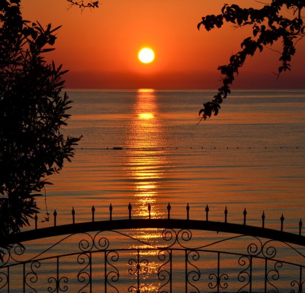 Красный закат на море