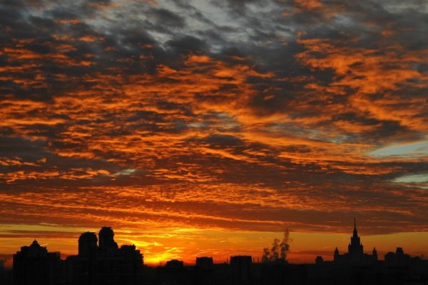 Красивый рассвет в Москве