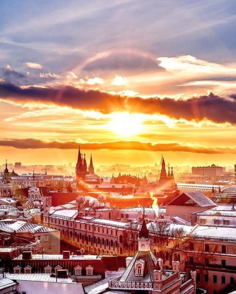 Рассвет на рнеке Москви мусор