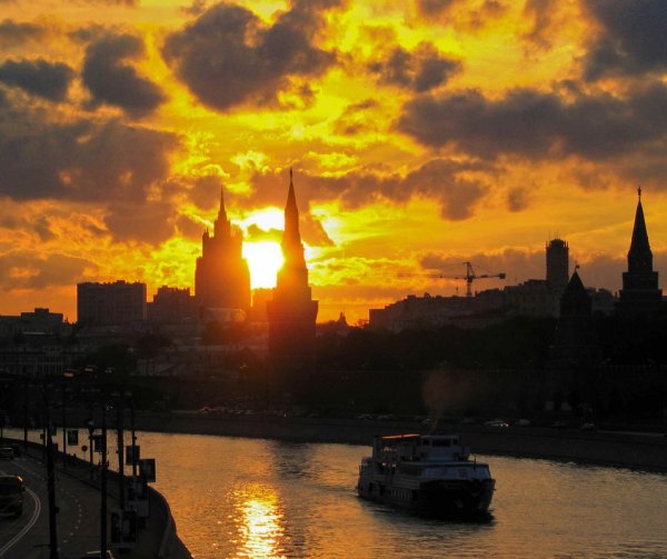 Рассвет в Москве