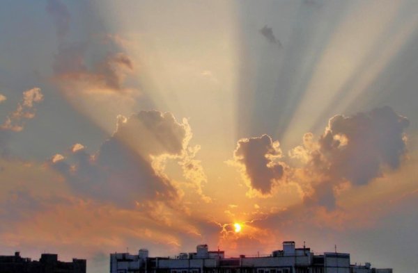 Солнечное утро в городе