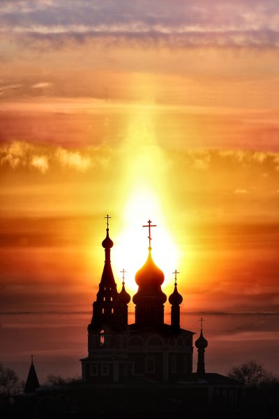 Церковь на закате