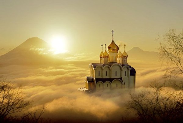 Красивый храм в лучах солнца