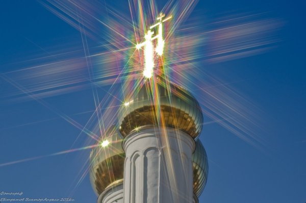 Небо и купола церкви