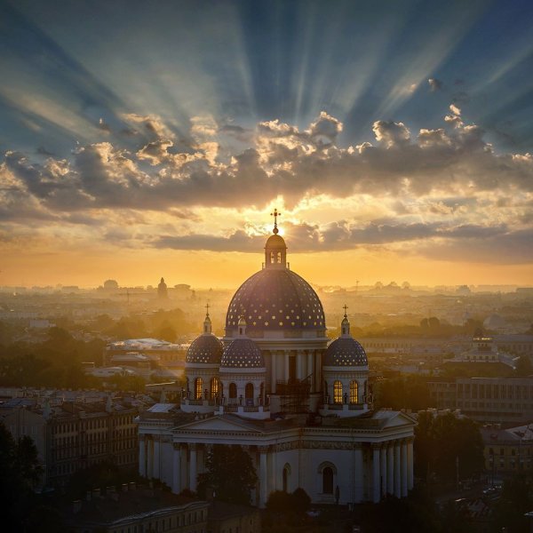 Троицкий собор в Санкт-Петербурге ночью сверху