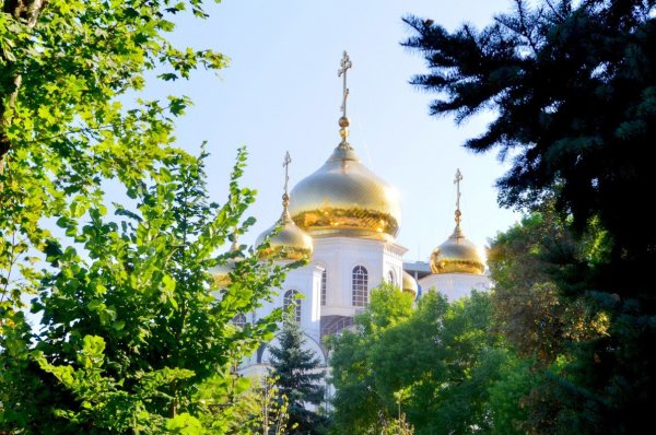 Храм в зелени