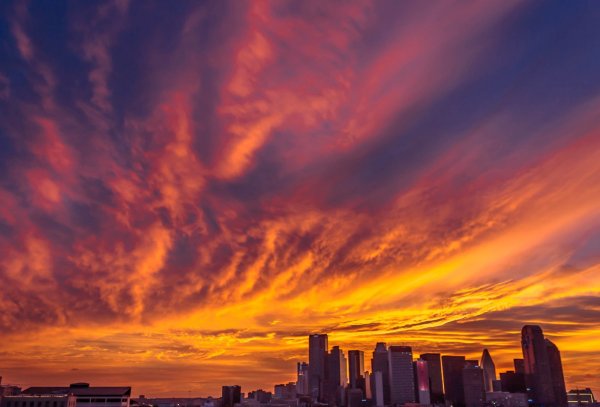 Красивый закат в городе