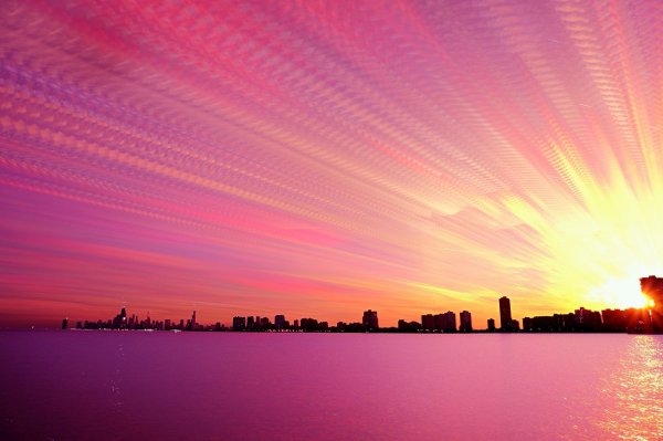 Розовый закат в городе