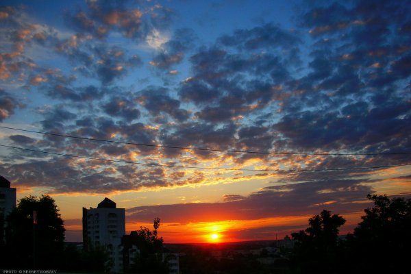 Красивый закат в городе