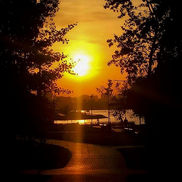 Летний закат в городе