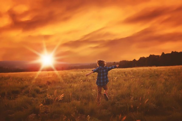 Человек бежит по полю