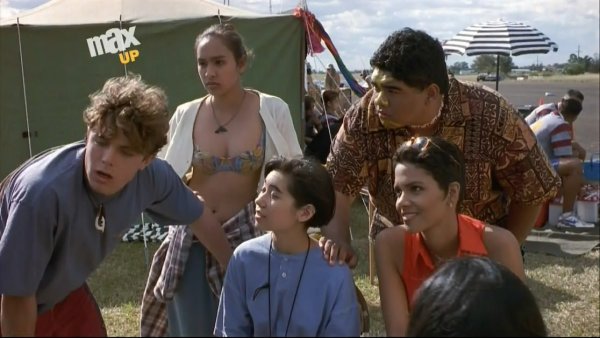 Силуэты на фоне заката детьми