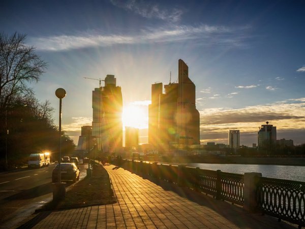 Солнечное утро в городе