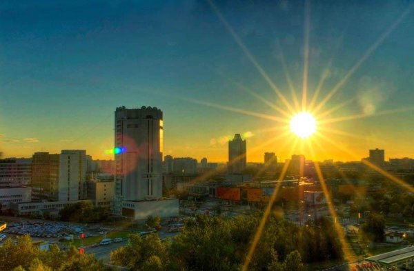 Солнечный день в городе