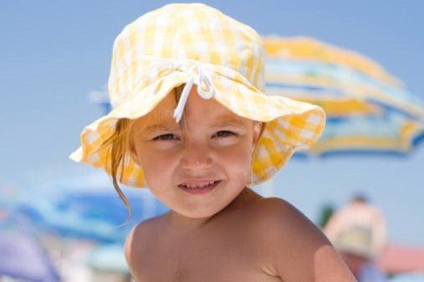 Милые маленькая девушка путешествия на летний пляж