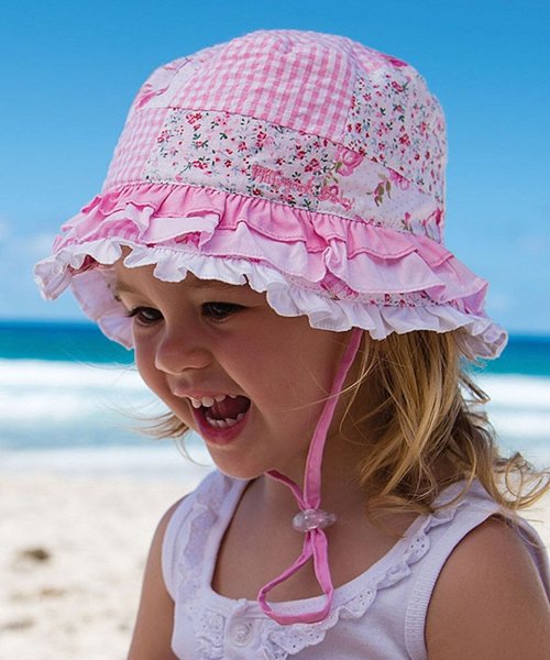 Девушка в шляпе на пляже