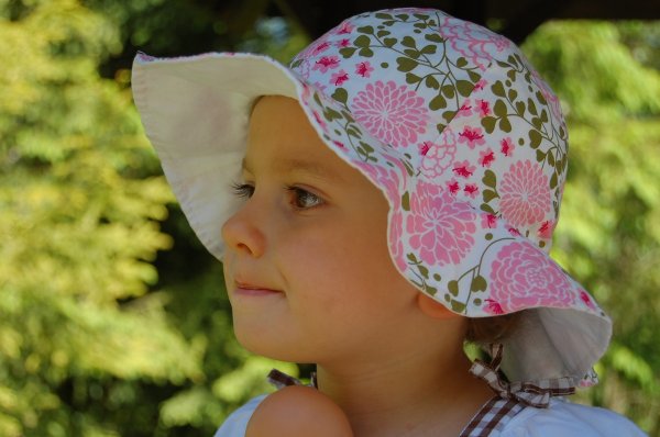 Девушка в шляпке на пляже