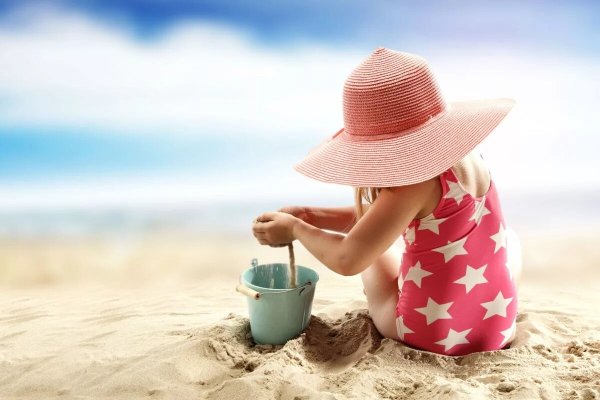 Лето дети загорают