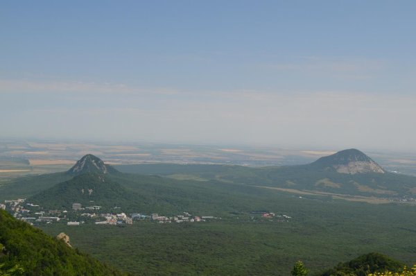 Новопятигорского озера видно монастырь на г. Бештау
