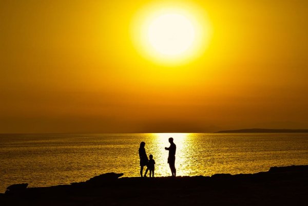 Семья море закат