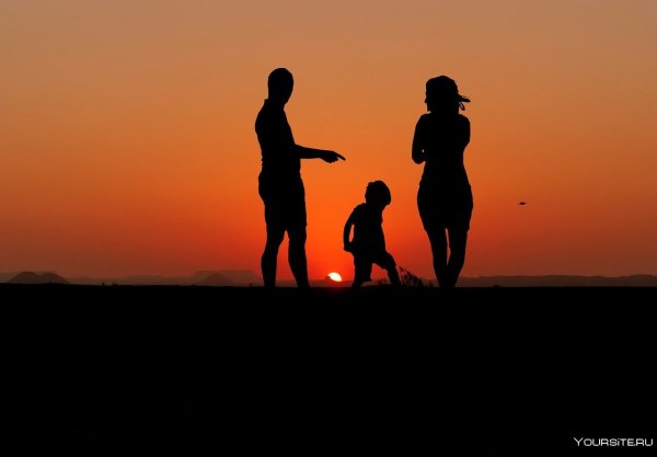 Счастливая семьяна закаате