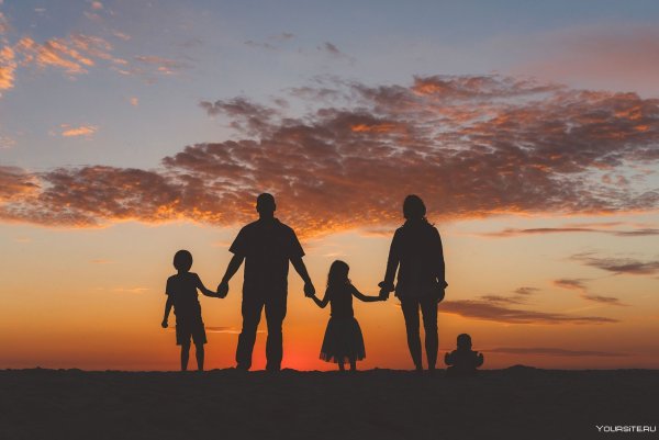 Фотосессия семьи на закате